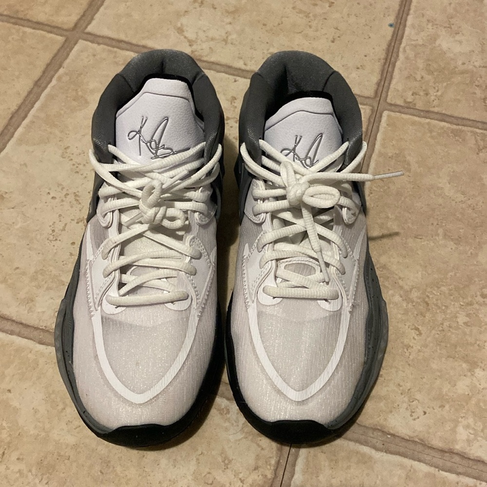 EUC Nike Kyrie Shoes
